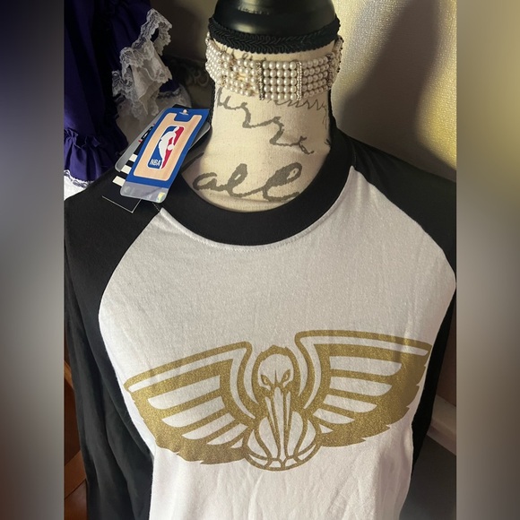 🖤 NWT ADIDAS NEW ORLEANS PELICANS NBA BASKETBALL WOMENS GOLD  SHIRT WHITE L - Picture 2 of 7